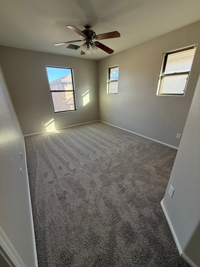 Building Photo - 942 S Deerfield Ln