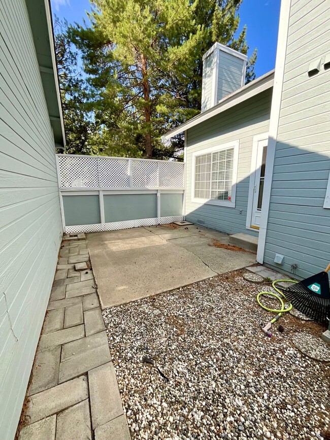 Building Photo - Northgate Village -  3 bedroom, 2.5 bath Townhouse!