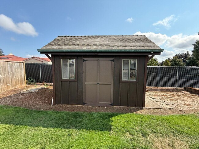 Building Photo - 460 SE Conifer Pl