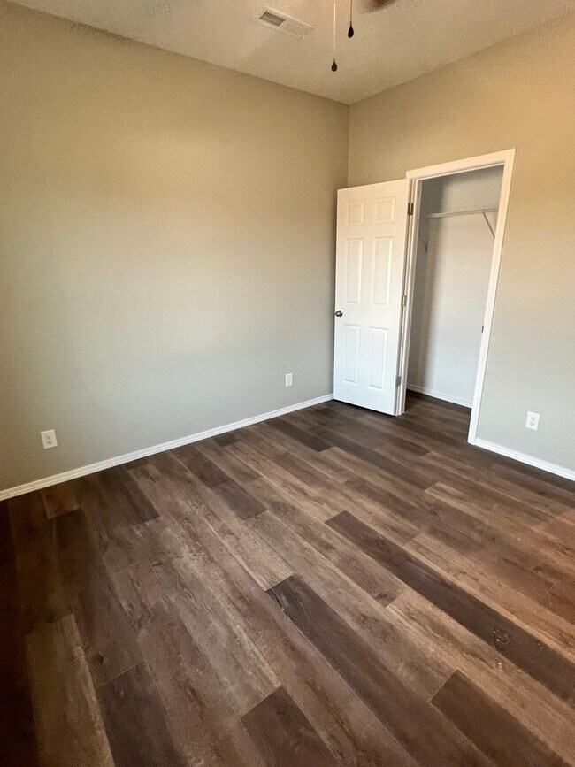 Building Photo - 3 bedroom 2 bath 2 car garage Bolivar MO