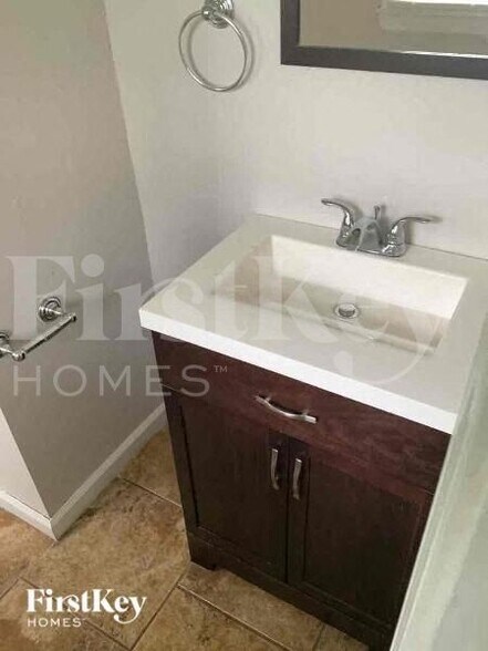 Building Photo - 8207 E 85 St