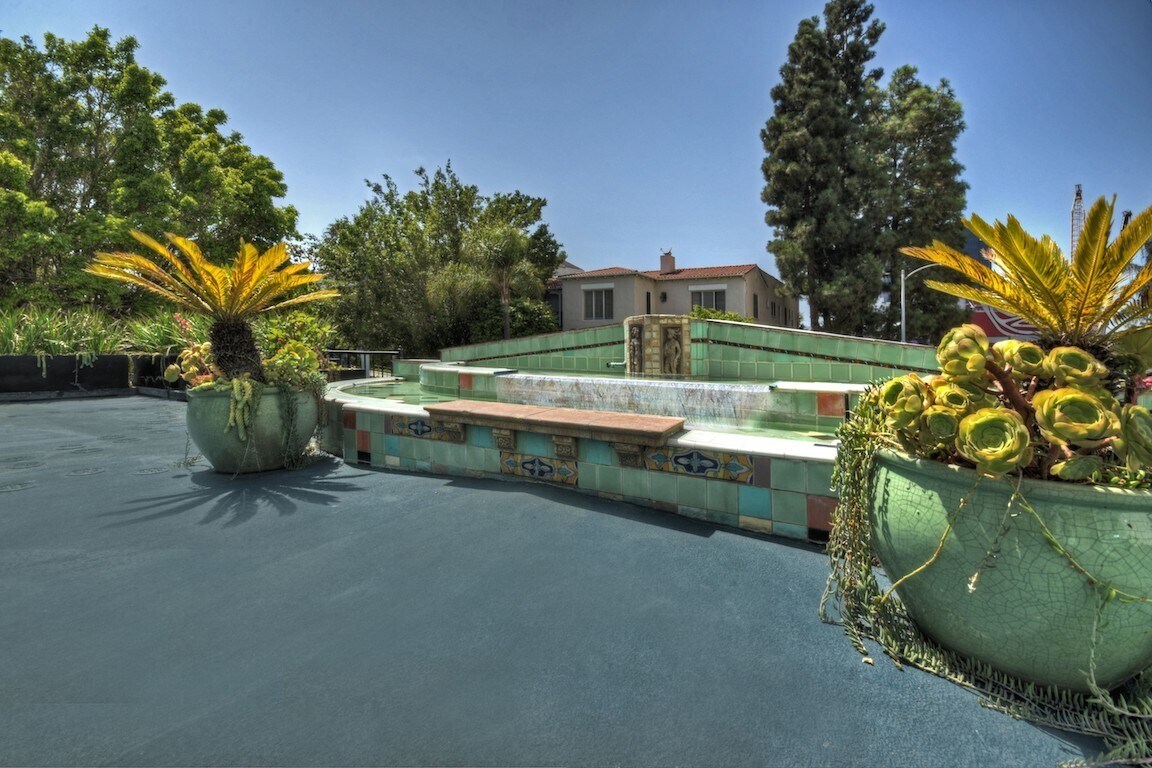 Building Photo - 724 S Genesee Ave