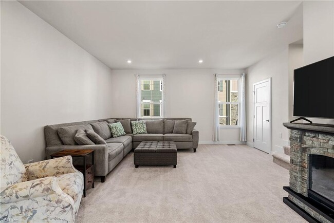 Building Photo - Newer Construction 3 Story Condo!