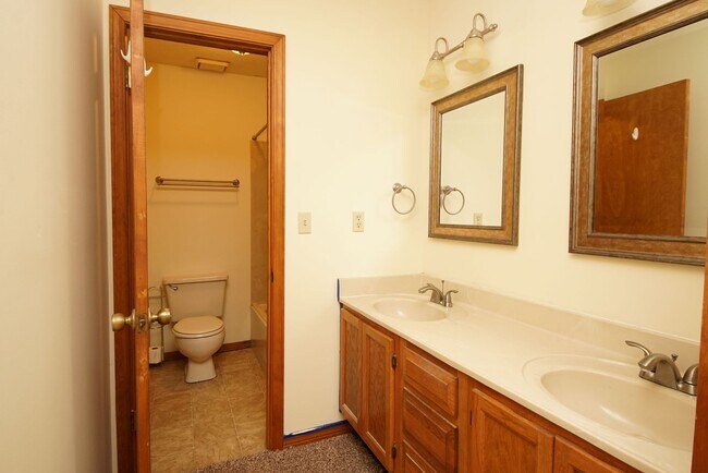 Building Photo - Waterfront Townhome in Central Niceville