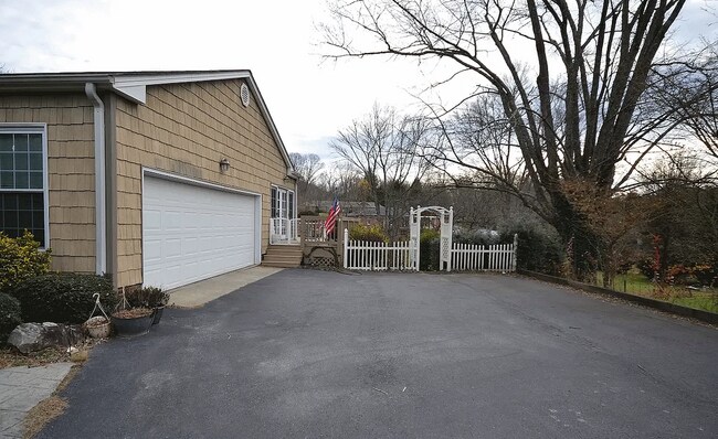 Building Photo - 207 Hawthorn Dr