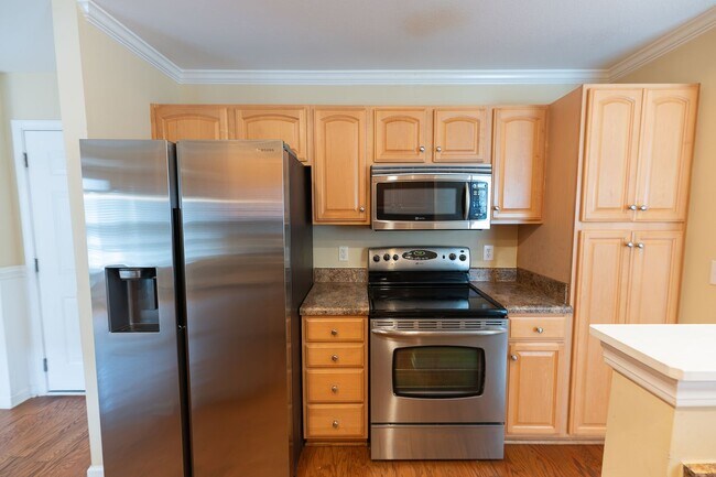 Building Photo - 111 Goldfinch Ave