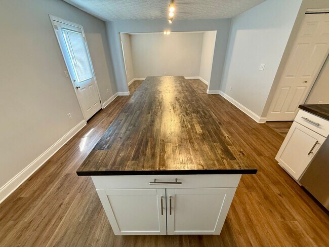 Building Photo - Spacious 4-Bedroom Home in the Licking Heights School District