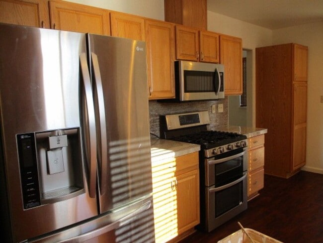 Building Photo - Northwest Suburban  Beauty