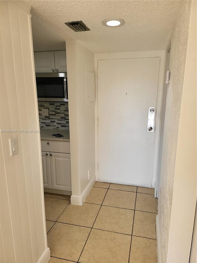 Building Photo - 14611 N Kendall Dr