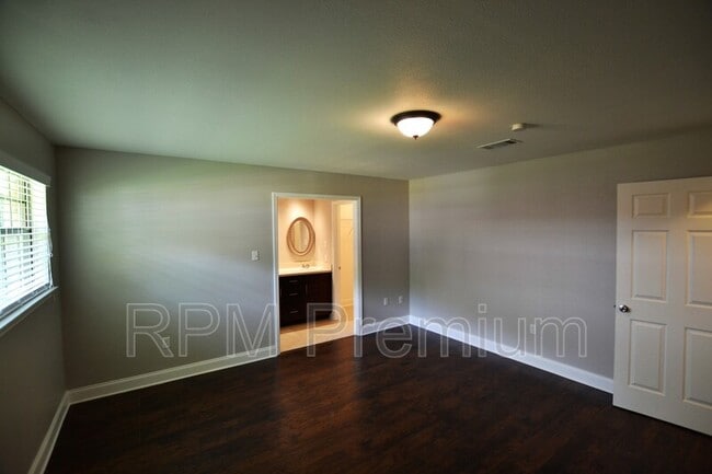 Building Photo - 2530 Chantulane Ave