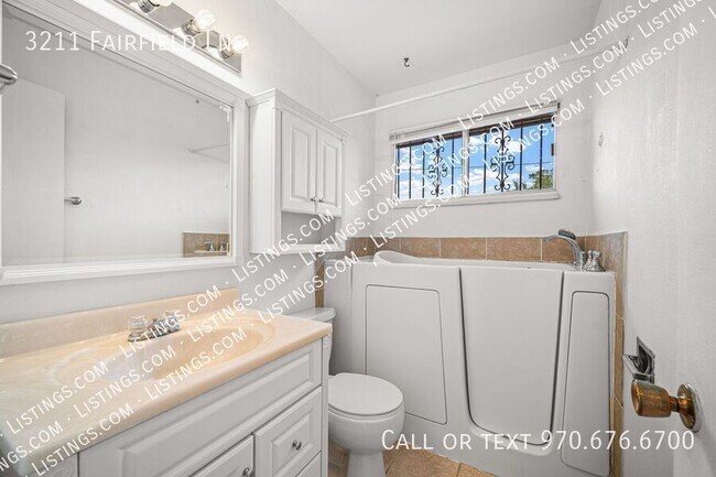 Building Photo - 3211 Fairfield Ln
