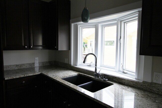 Building Photo - HUGE Historic Home with amazing fenced in yard and golf course views!