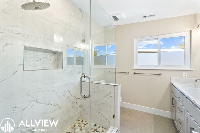 Building Photo - Welcome to this stunning 5-bedroom, 4-bathroom home located in the desirable Huntington Beach nei...