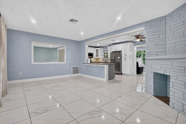 Building Photo - 2707 Bahama Dr