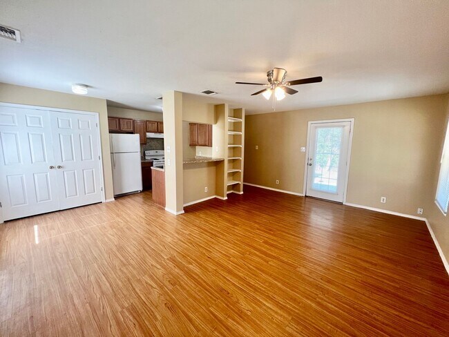 Building Photo - **MOVE IN SPECIAL** *COMING SOON* Great Location! 3 Bedroom Home Near Shopping & Dining!