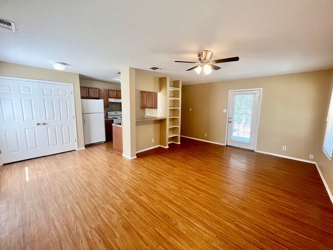 Building Photo - *MOVE IN SPECIAL* Great Location! 3 Bedroom Home Near Shopping & Dining!