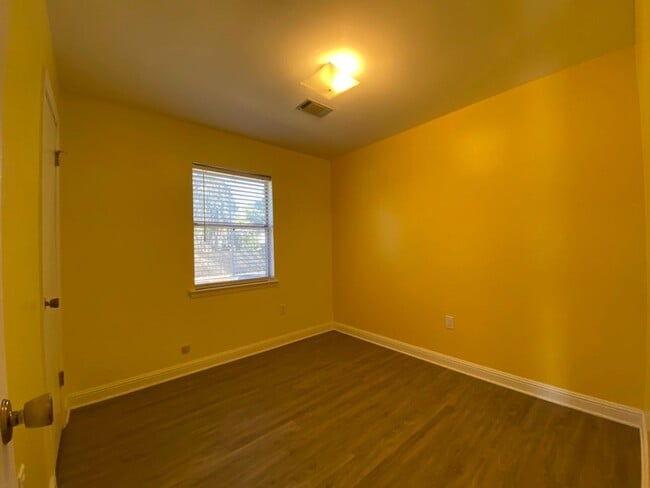 Building Photo - 980 White Cir