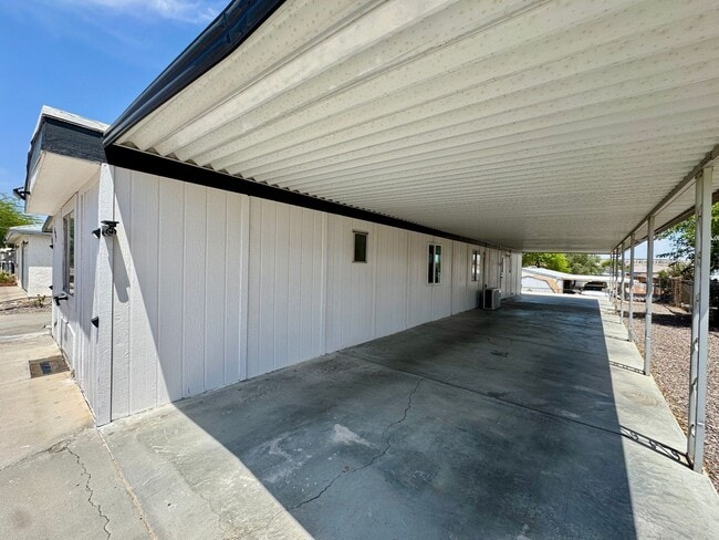 Building Photo - Cute Cozy and Centrally located