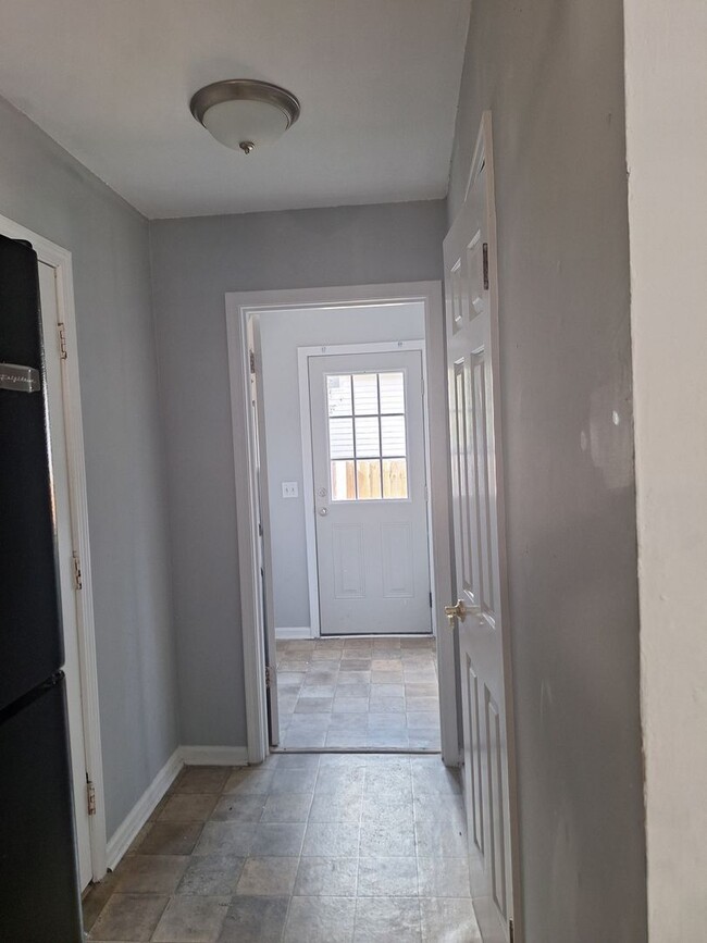 Building Photo - Wonderful  Three Bedroom Home Walking Dist...