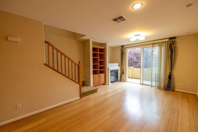 Building Photo - Beautiful 3 bedroom townhouse that is conv...