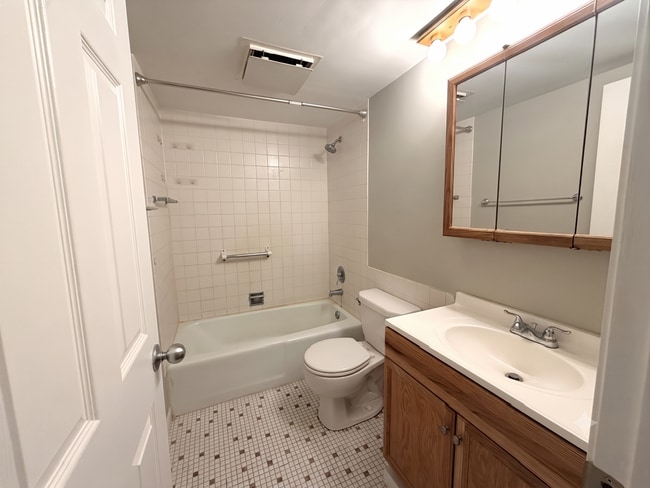 Building Photo - Newly Updated 2 bedroom 1.5 Bath Unit.