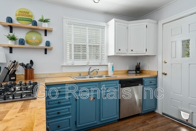 Building Photo - 1329 33rd St S