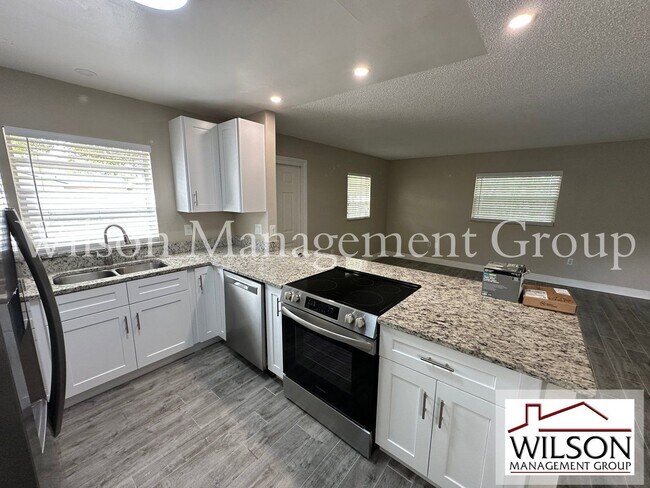 Building Photo - 643 David St