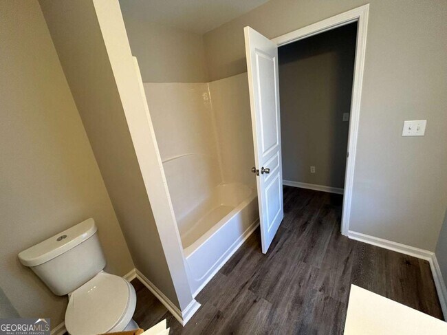 Building Photo - 118 Hidden Lake Cir