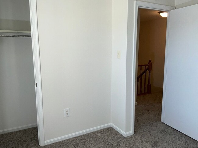 Building Photo - Very well maintained 3 bedroom 2 full 1 half bath town home located in the desired Stonebridge Co...