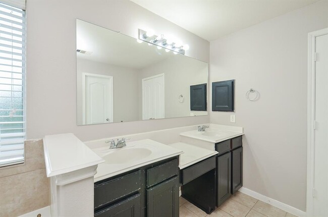 Building Photo - 2707 Roaring Oaks Ln