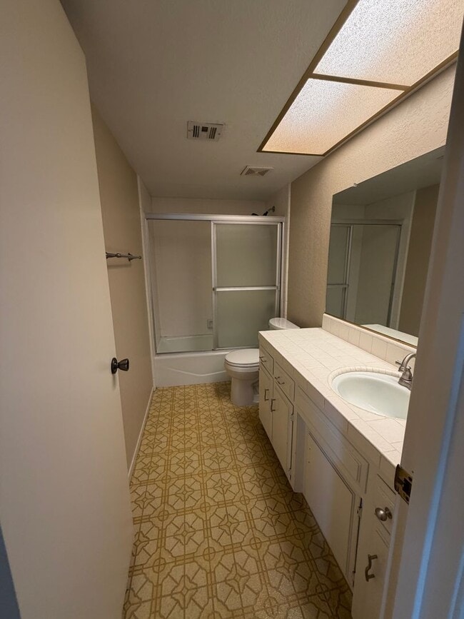 Building Photo - 2323 Easthills Dr