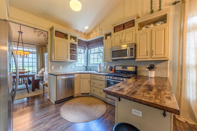 Building Photo - Fully Furnished Executive Condo