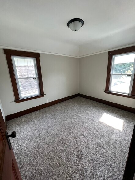 Building Photo - 931 S 74th St