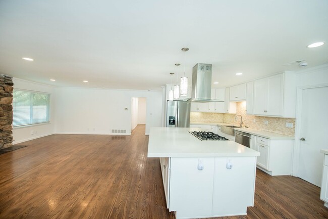 Building Photo - Newly Remodeled Single Family Home