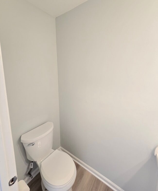 Building Photo - GORGEOUS TOWNHOME IN VIRGINIA BEACH