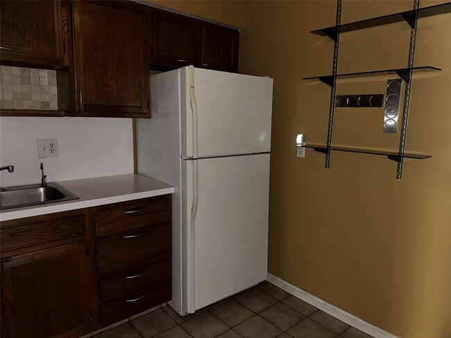 Building Photo - 9785 Pineapple Tree Dr