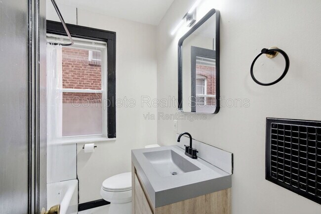 Building Photo - 5055 Lindenwood Ave