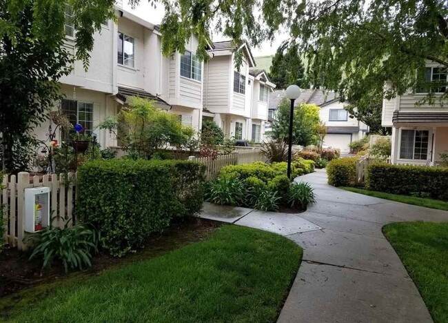 Building Photo - Charming 2BD/2BA Townhouse in Desirable Du...