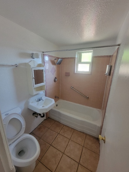 Building Photo - 2860 N Alvernon Way