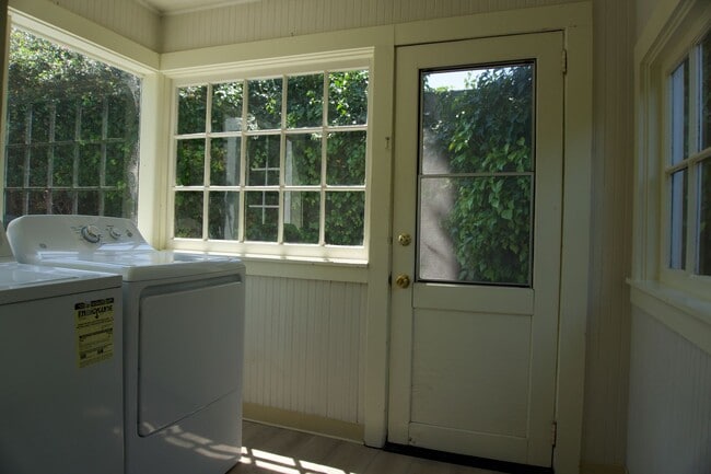 Building Photo - *** Unit is not available for showings until 01/01/2026 ***