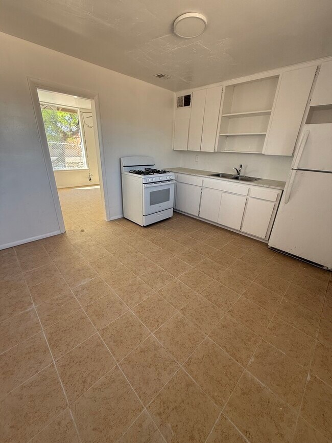 Building Photo - House For Rent