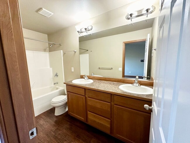 Building Photo - Spacious 3 Bedroom 2 Bathroom Home Now Available