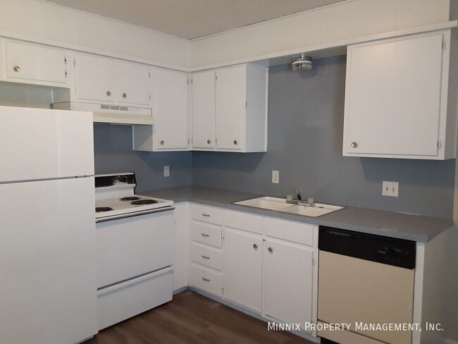 Building Photo - Plainview Apartments 2 Bedroom 1 Bath - Ca...