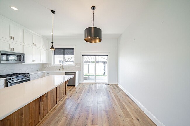 Building Photo - Stunning 5-Bed, 3-Bath Home in a Desirable...