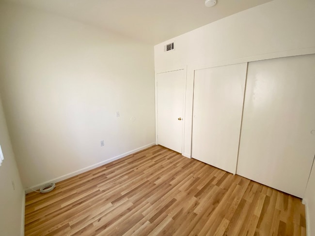 Building Photo - 3400 Cabana Dr
