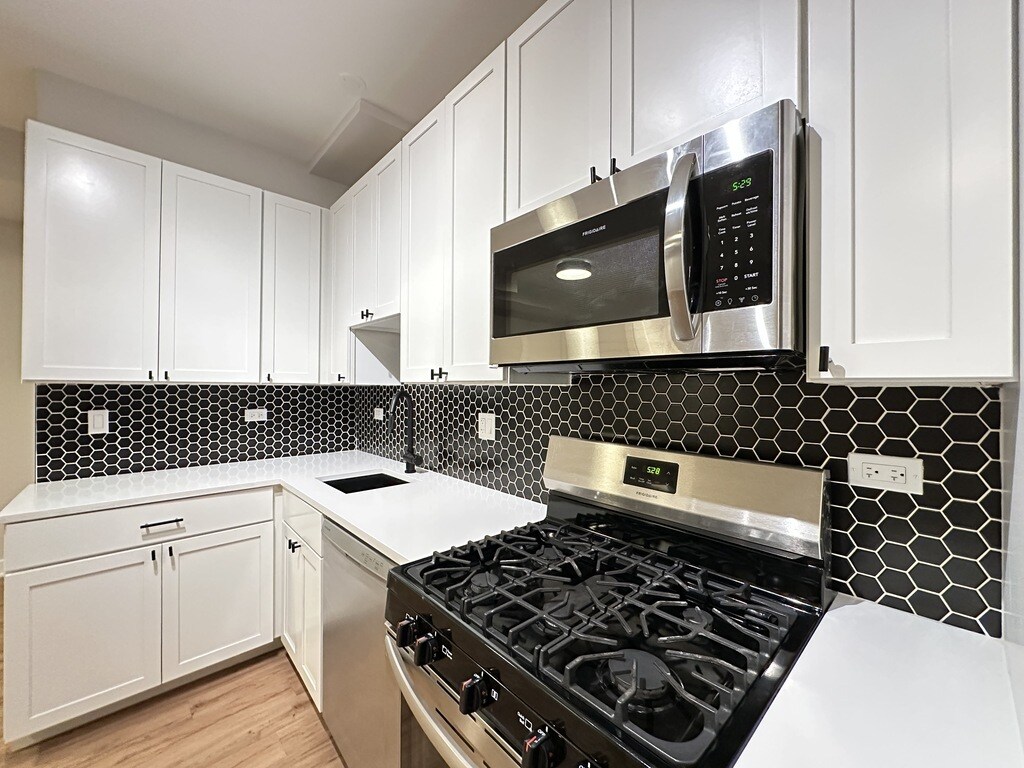 Building Photo - 643 W Wrightwood Ave