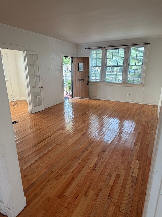 Building Photo - Large 3BD/2BA House Uptown with Driveway and Fenced Backyard