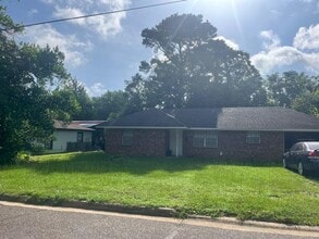 Building Photo - 2 Bed 1 Bath House