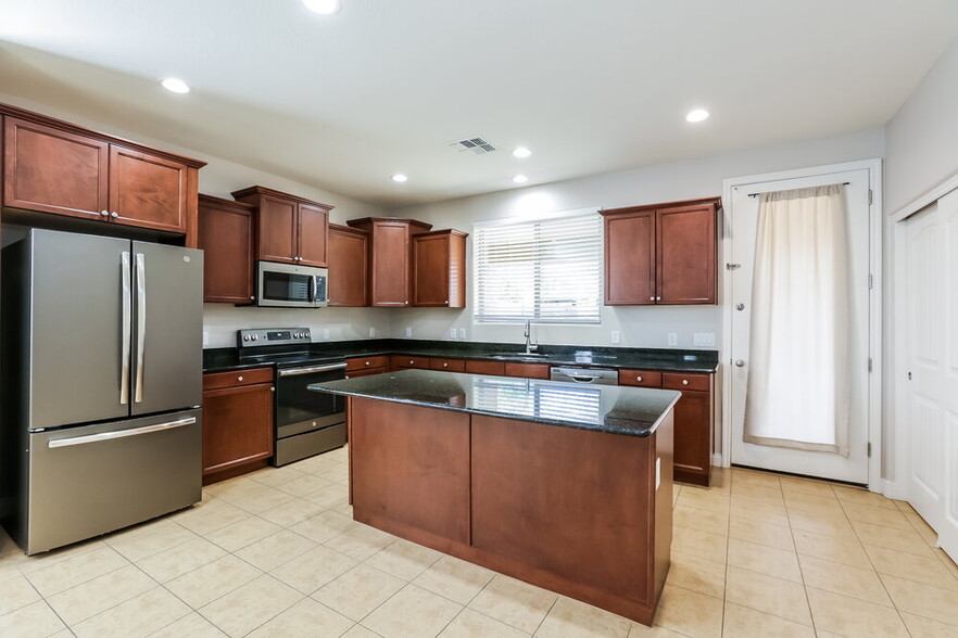 Building Photo - 1655 W Paisley Dr