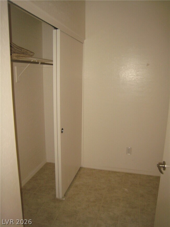 Building Photo - 6868 Sky Pointe Dr